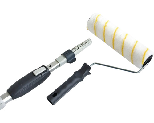 Farbroller-Set mit Teleskopstange, Rollenbügel und weißer Farbwalze mit gelben Streifen.