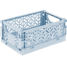 Klappbare Aufbewahrungsbox aus Kunststoff in Hellblau mit Gittermuster.