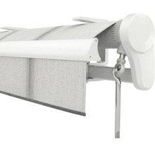 Detailansicht einer weißen Gelenkarmmarkise mit Handkurbelantrieb, gestreiftem Stoff und Montagehalterung.