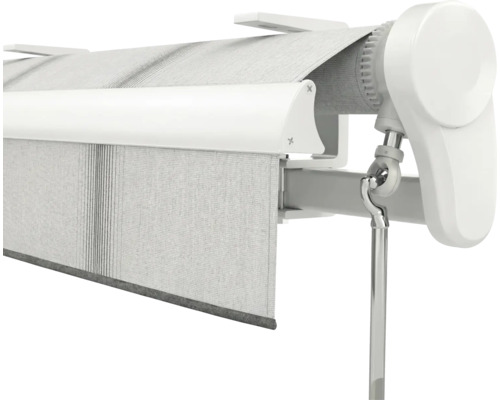 Detailansicht einer weißen Gelenkarmmarkise mit Handkurbelantrieb, gestreiftem Stoff und Montagehalterung.