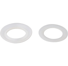 Zwei weiße Flachdichtungen aus Kunststoff für Sanitärinstallationen.