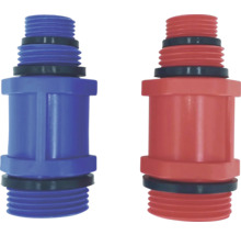 Zwei Kunststoff-Anschlussstücke für Verteiler, blau und rot, mit Außengewinde und Gummidichtungen.