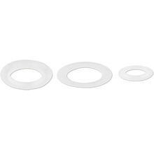 Drei weiße Dichtungsringe aus Kunststoff in verschiedenen Größen für Sanitärinstallationen.