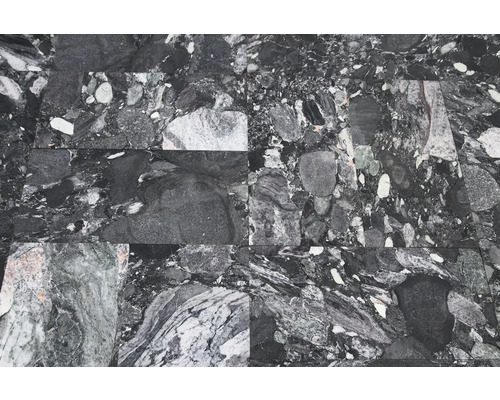 Nahaufnahme von Bodenfliesen aus Naturstein