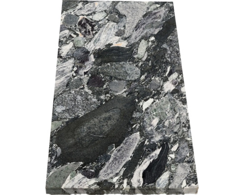 Natursteinplatte mit einer Oberfläche aus verschiedenen Gesteinsfragmenten in Grau, Schwarz und Weiß.