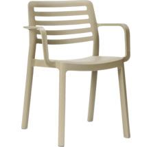 Beigefarbener Gartenstuhl aus Kunststoff mit Armlehnen und einer Rückenlehne in Lamellenoptik.