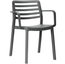 Anthrazitfarbener Stapelstuhl aus Kunststoff für den Garten mit Armlehnen und horizontalen Latten in der Rückenlehne.