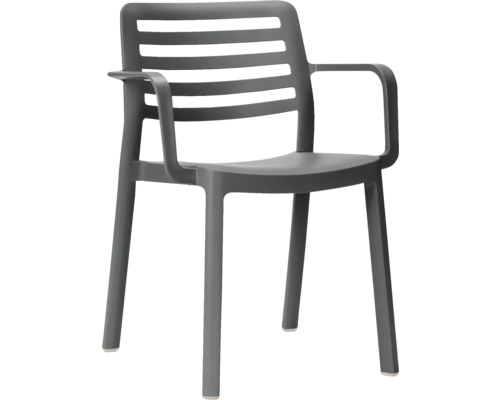Anthrazitfarbener Stapelstuhl aus Kunststoff für den Garten mit Armlehnen und horizontalen Latten in der Rückenlehne.
