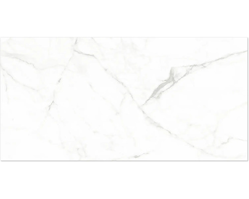 Weiße Feinsteinzeugfliese in Marmoroptik mit grauer Maserung.