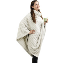 Weißer, weicher Poncho aus strukturiertem Plüsch mit hohem Kragen.