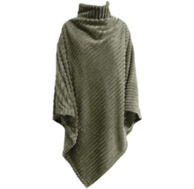 Grüner Poncho mit Rollkragen und Rippstruktur.