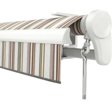 Gelenkarmmarkise mit gestreiftem Stoff, weißem Gehäuse und Kurbelvorrichtung.