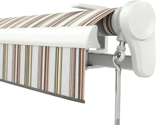 Gelenkarmmarkise mit gestreiftem Stoff, weißem Gehäuse und Kurbelvorrichtung.