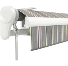 Nahaufnahme einer Kassettenmarkise mit gestreiftem Stoff, weißem Gehäuse und Handkurbel für den Sonnenschutz.