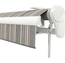 Detailansicht einer Gelenkarmmarkise mit gestreiftem Stoff, weißem Gehäuse und einer Öse für die Kurbel.