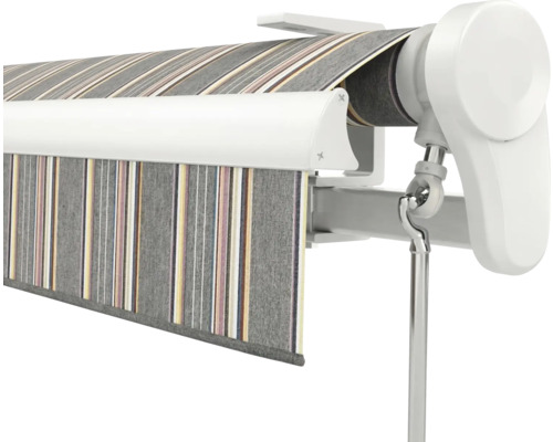 Detailansicht einer Gelenkarmmarkise mit gestreiftem Stoff, weißem Gehäuse und einer Öse für die Kurbel.