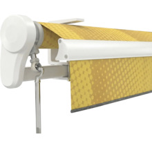 Kassettenmarkise mit gelbem gemustertem Stoff, weißem Gestell und Kurbelstange.