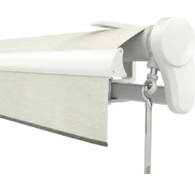 Nahaufnahme einer weißen Gelenkarmmarkise mit Vollkassette, hellem Stofftuch und Metallkurbelöse.