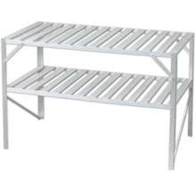 Zweistöckiges Gewächshausregal aus Metall mit zwei Lattenrostböden.