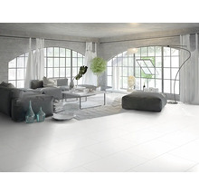 Modernes Wohnzimmer im Industriestil mit großen weißen Bodenfliesen, grauen Polstermöbeln und großen Rundbogenfenstern.