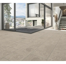 Modernes Wohnzimmer und Terrasse mit großformatigen Bodenfliesen in Steinoptik, bodentiefen Glasfronten und weitem Blick auf die Stadt.