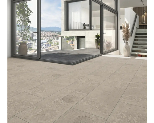 Modernes Wohnzimmer und Terrasse mit großformatigen Bodenfliesen in Steinoptik, bodentiefen Glasfronten und weitem Blick auf die Stadt.