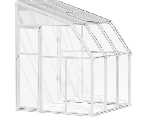 Anlehngewächshaus mit weißem Aluminiumrahmen, transparenten Scheiben, einer Tür und einem Dachfenster.