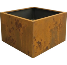 Quadratischer Pflanzkübel aus Metall in Rostoptik.