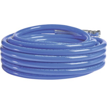 Aufgerollter blauer Hochleistungs-Airless-Farbspritzschlauch Graco BlueMax II mit Metallanschlüssen.