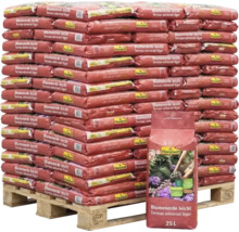 Palette mit FloraSelf Blumenerde leicht, 25 Liter Säcke gestapelt auf einer Holzpalette.