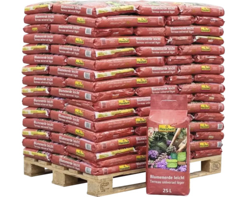 Palette mit FloraSelf Blumenerde leicht, 25 Liter Säcke gestapelt auf einer Holzpalette.