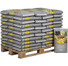 Holzpalette mit gestapelten 20 Liter Säcken FloraSelf Obst- und Gemüseerde, torffrei mit Pflanzenkohle. Ein Sack steht aufrecht daneben.