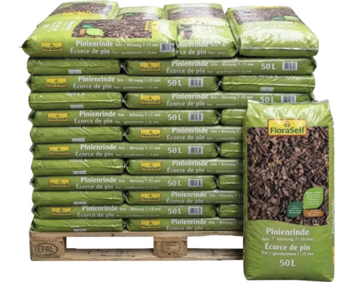 FloraSelf Pinienrinde fein, Körnung 7 bis 15 Millimeter, 50 Liter Säcke auf einer Palette gestapelt.