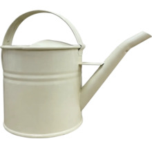 Gießkanne aus Metall in Creme mit großem Tragegriff und langem Ausguss.