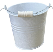 Weißer Metalleimer mit Holzgriff und strukturierter Oberfläche.