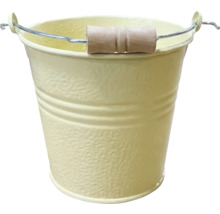 Gelber Metalleimer mit strukturierter Oberfläche und Holzgriff.