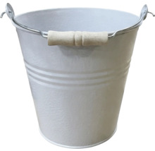 Weißer Metalleimer mit Holzgriff und horizontalen Rillen.