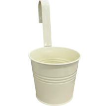 Hängetopf aus Metall in Cremeweiß mit integriertem Aufhängebügel und horizontalen Rillen.