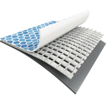 Mehrlagiger Aufbau einer Schwimmbeckenfolie mit blauem Mosaikmuster, weißem Verstärkungsgewebe und grauer Trägerschicht.