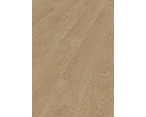 Laminatboden in Eichenoptik mit natürlicher Holzmaserung und Längsdielen.