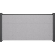 Sichtschutzzaun mit horizontalen Paneelen in Betonoptik und Metallpfosten.