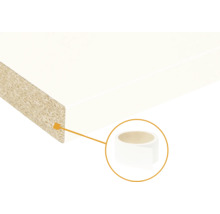 Weiße beschichtete Spanplatte mit passendem Kantenumleimer auf einer Rolle zur Kantenversiegelung.