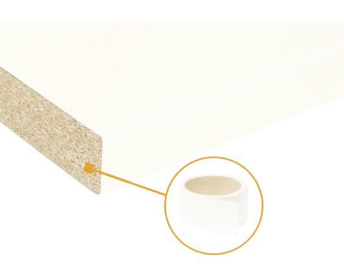 Weiße beschichtete Spanplatte mit passendem Kantenumleimer auf einer Rolle zur Kantenversiegelung.