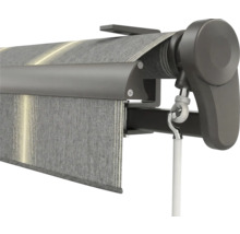 Detailansicht einer Hülsenmarkise mit grau gestreiftem Stoff, anthrazitfarbenem Gehäuse und manuellem Kurbelantrieb.