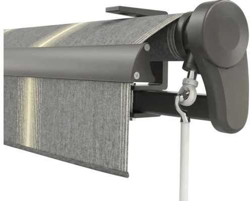 Detailansicht einer Hülsenmarkise mit grau gestreiftem Stoff, anthrazitfarbenem Gehäuse und manuellem Kurbelantrieb.