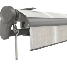 Nahaufnahme einer Kassettenmarkise mit Wandhalterung, Kurbelmechanismus und hellgrauem Stoff.