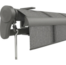 Nahaufnahme einer Markise mit grauem strukturiertem Stoff, Gehäuse und Kurbelaufnahme.