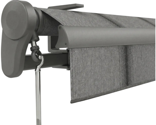 Nahaufnahme einer Markise mit grauem strukturiertem Stoff, Gehäuse und Kurbelaufnahme.