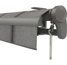 Gelenkarmmarkise mit grauem Stoff und Kurbelöse für die manuelle Bedienung.