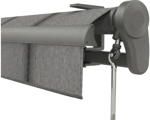 Gelenkarmmarkise mit grauem Stoff und Kurbelöse für die manuelle Bedienung.